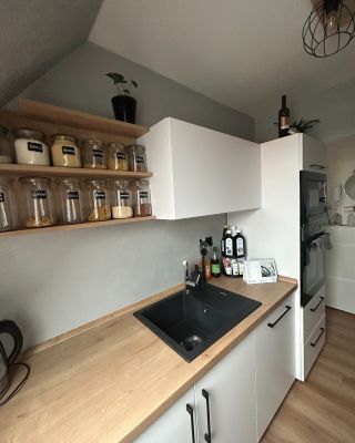 💪Realizácia betónovej stierky v kuchyni zaisťuje moderný dizajn, ktorý ide ruka v ruke s odolným a umývateľným povrchom!...