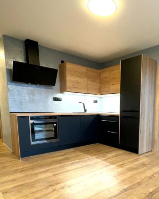 ✨ Moderná kuchyňa, ktorá má štýl aj šmrnc? Dekoratívna stierka v jemnom betónovom dizajne krásne dopĺňa kombináciu...