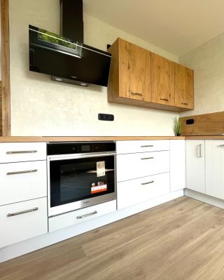 ✨ Betónová stierka nemusí byť vždy len sivá ✨ Táto kuchyňa je krásnym príkladom toho, ako môže dekoratívna stierka...