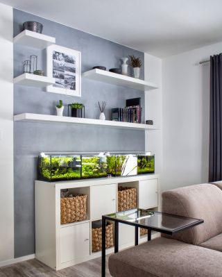 Betónová stierka, ktorá doladí celú obývačku 🖤 Táto realizácia je dôkaz, že betónová stierka nemusí pôsobiť tvrdo alebo...